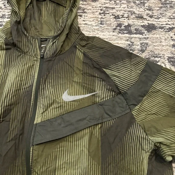 Nike Impossibly Light Running Jacket Hooded Packable Full Zip Reflective Medium - Picture 5 of 13